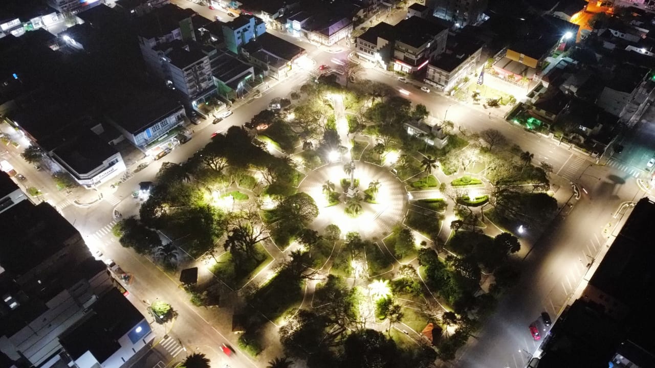 Praça Moisés Viana agora está 100% iluminada com lâmpadas LED
