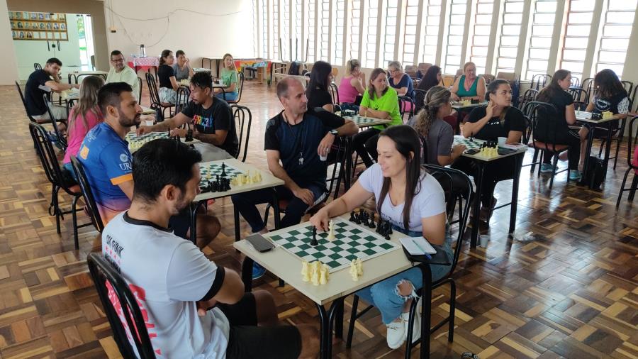 Secretarias de Educação e Esporte qualificam professores para ensinar xadrez nas escolas