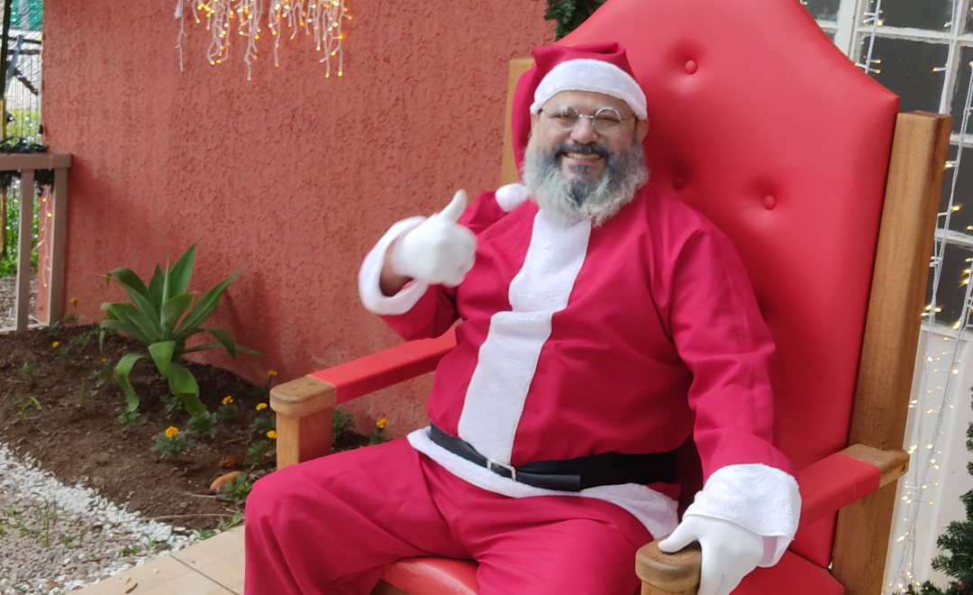 Um Papai Noel com barba de verdade e muito entusiasmo pela magia do Natal