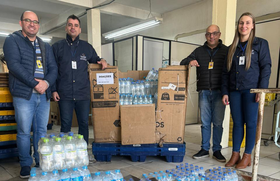 Correios se oferecem para transportar doações de água para ajudar municípios