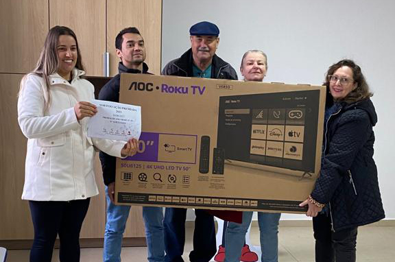Primeiro sorteio da campanha Ação Premiada premia santiaguense com uma Smart TV