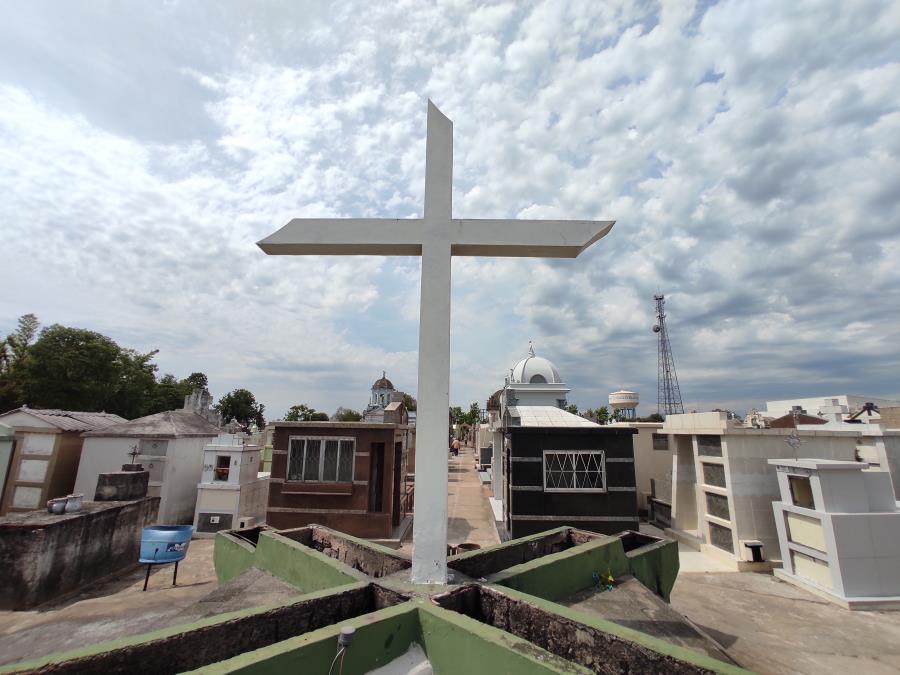 Operação de limpeza prepara o cemitério para as visitações no Dia de Finados