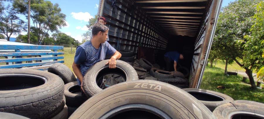 Meio Ambiente| Carreta faz recolhimento de pneus nesta terça