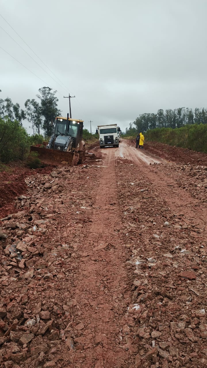 Equipes da Secretaria de Agricultura seguem trabalhando pesado no interior