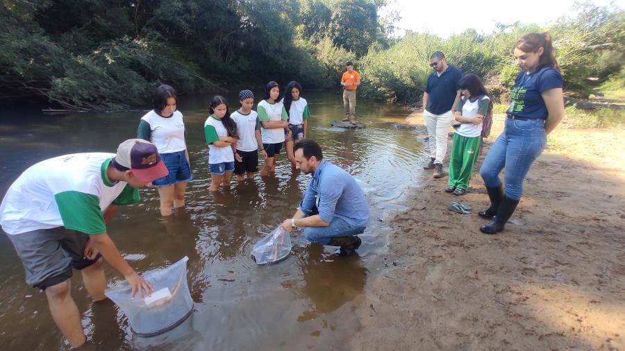Soltura de peixes em rio envolve alunos da escola São José