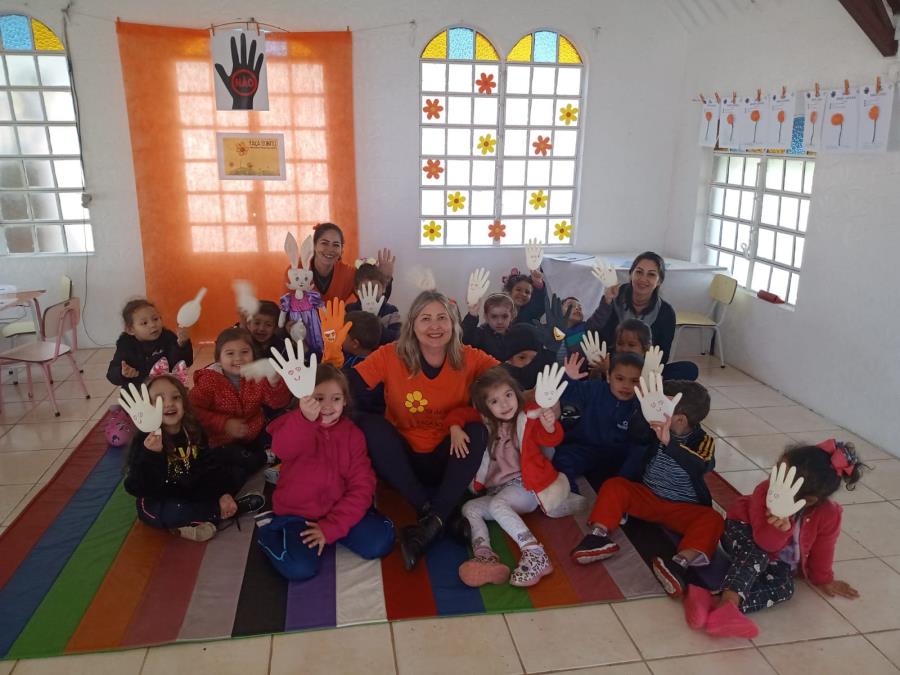 Departamento de Cultura envolveu crianças na campanha Maio Laranja com atividades educativas