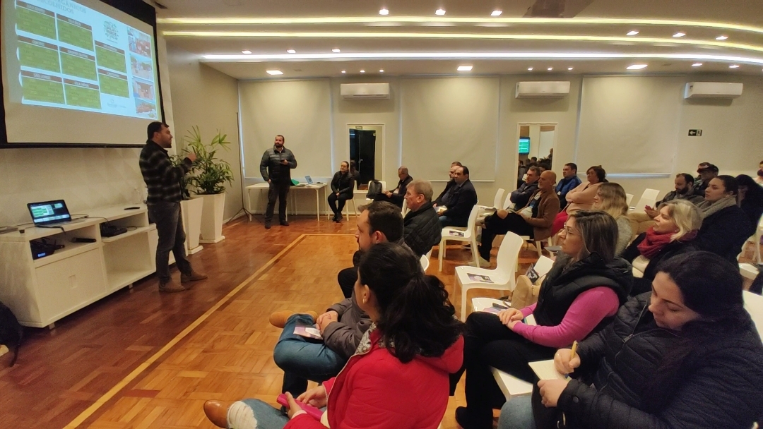 Representantes de 16 cidades do Paraná visitam Santiago para conhecer projetos de sustentabilidade