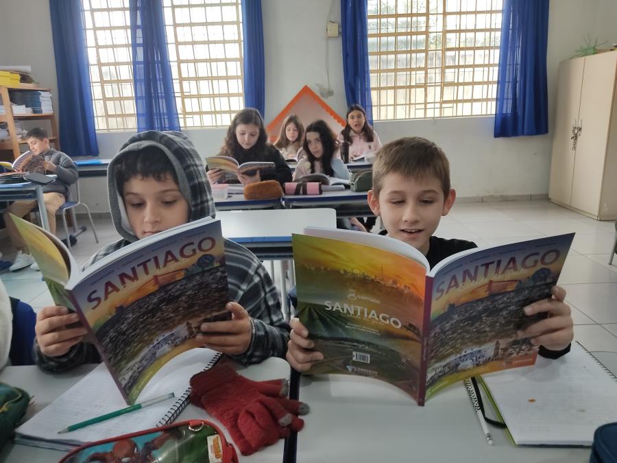 Secretaria de Educação entrega livros didáticos sobre Santiago nas escolas municipais