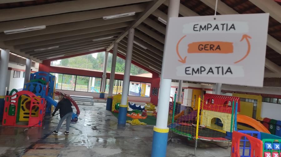 Secretária de Educação verifica a situação das escolas devido às chuvas