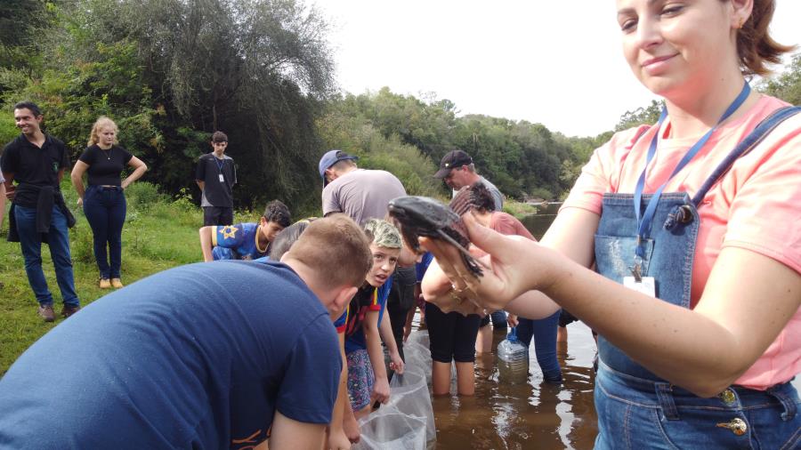 Educação ambiental na prática: estudantes da Manoel Abreu se envolvem na soltura de peixes