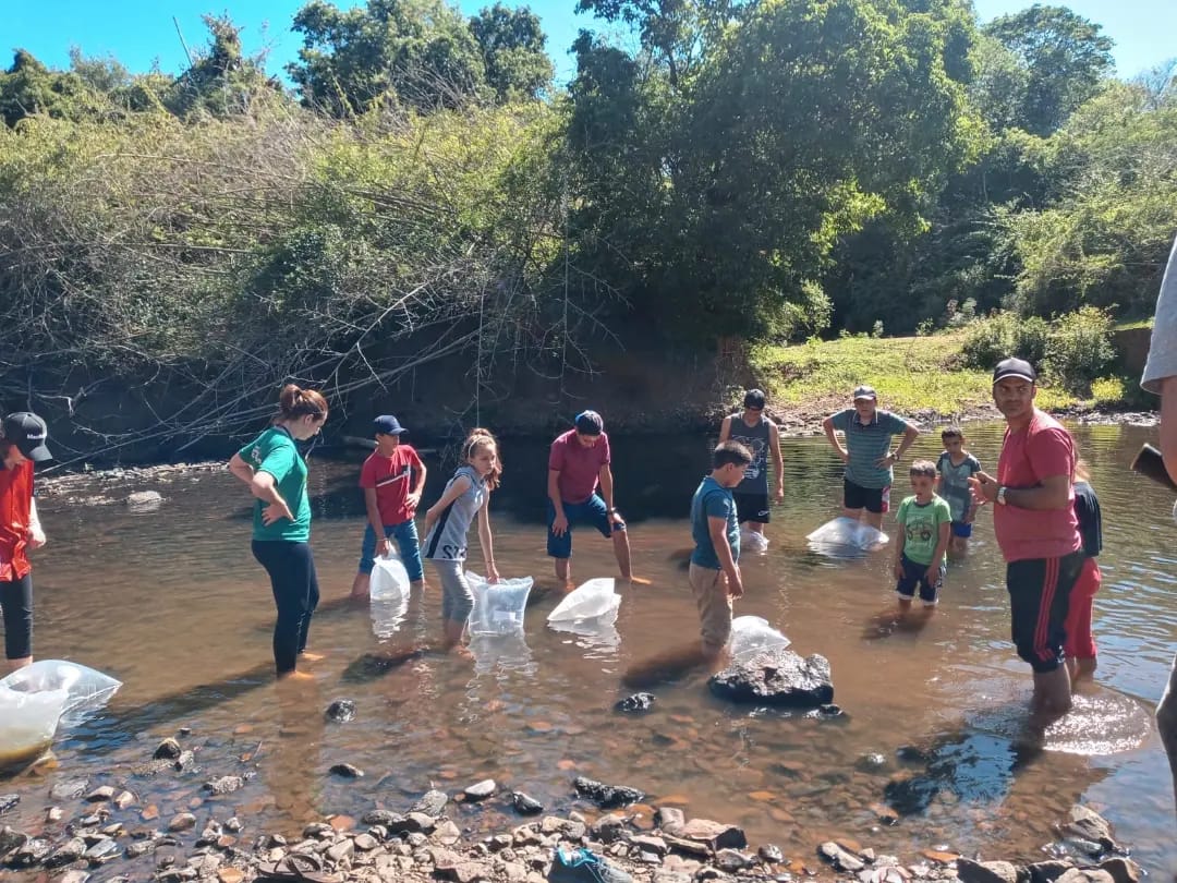 Educação ambiental| Soltura de peixes em rio envolve estudantes de escola do interior