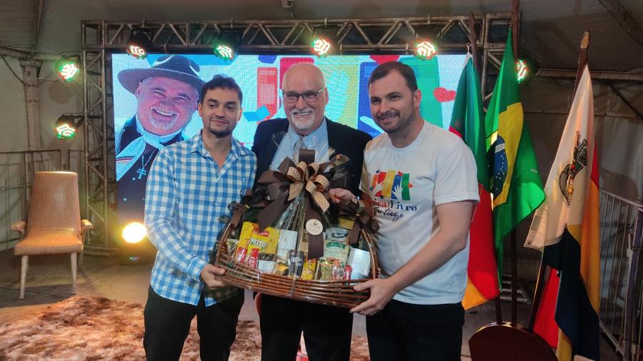 Primeiro dia 24ª Feira do Livro foi marcado por homenagens