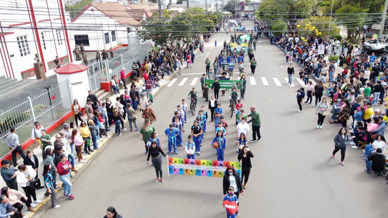 Desfile de Sete de Setembro atraiu milhares de santiaguenses para a avenida