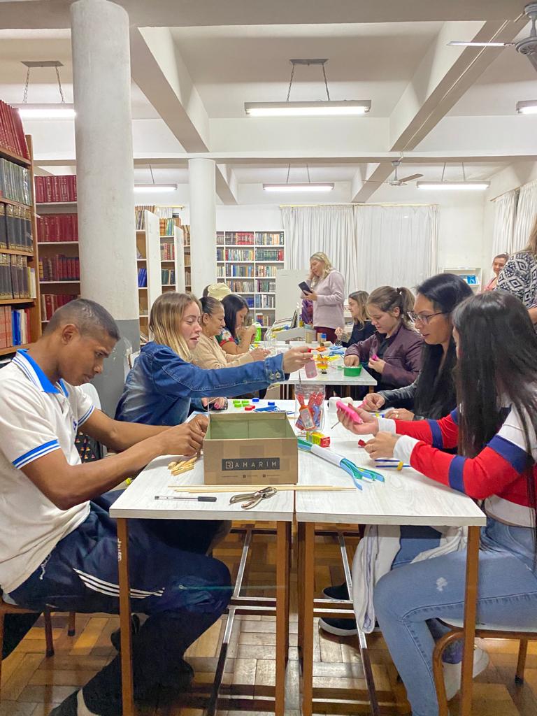 Oficina de brinquedos recicláveis diverte estudantes de EJA no Museu Pedro Palmeiro