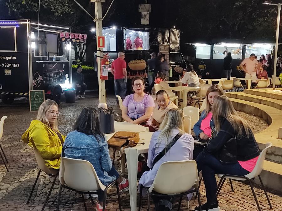 Praça de alimentação da Feira do Livro oferece variedade em sabores