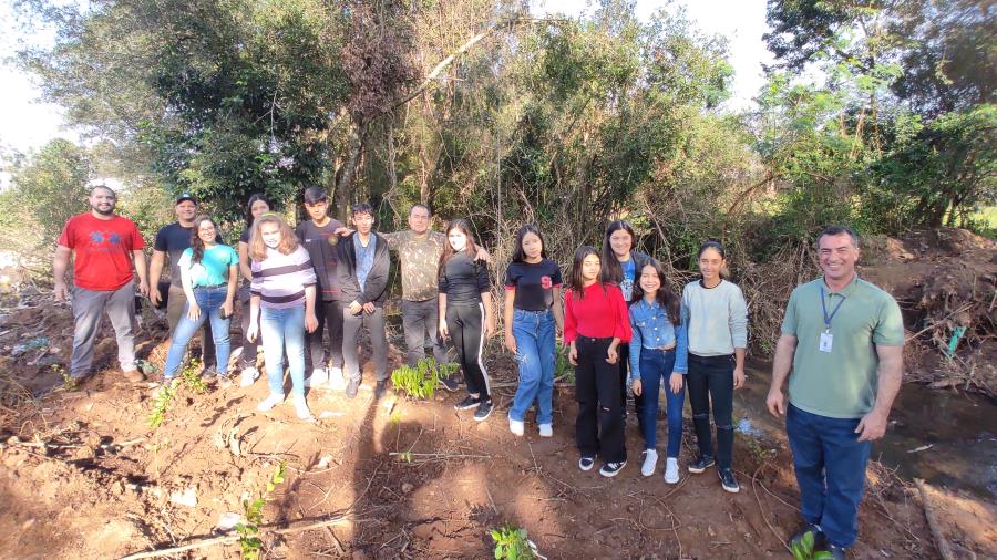 Em ação ambiental, alunos da Geraldina fazem replantio de mata ciliar