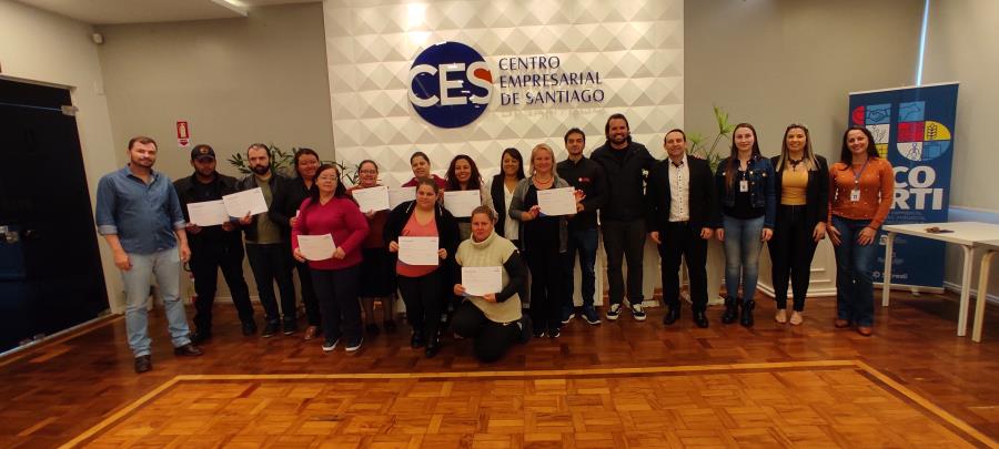 Programa "Jovem Mais Felice" entrega certificados de capacitação profissional em Santiago