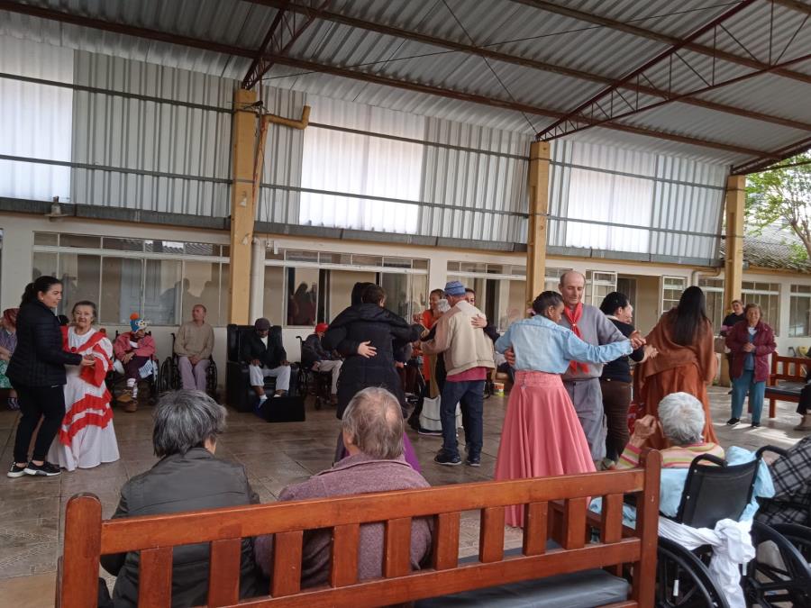  Semana Farroupilha| Idosos do Asilo Santa Isabel tiveram uma tarde dançante