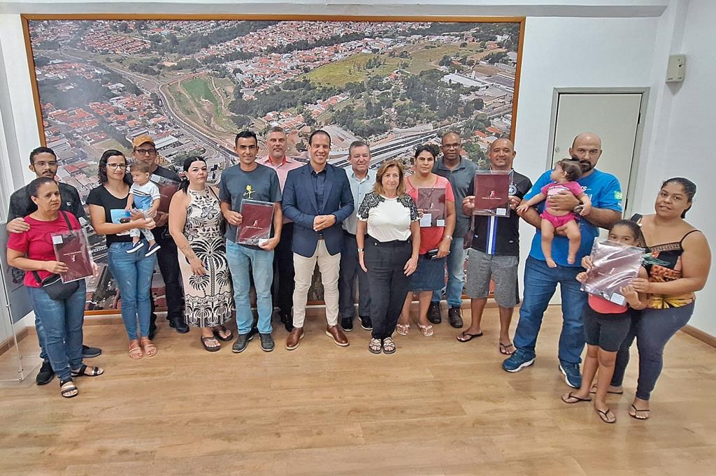 Prefeitura de Limeira entrega mais de 100 escrituras de imóveis sociais
