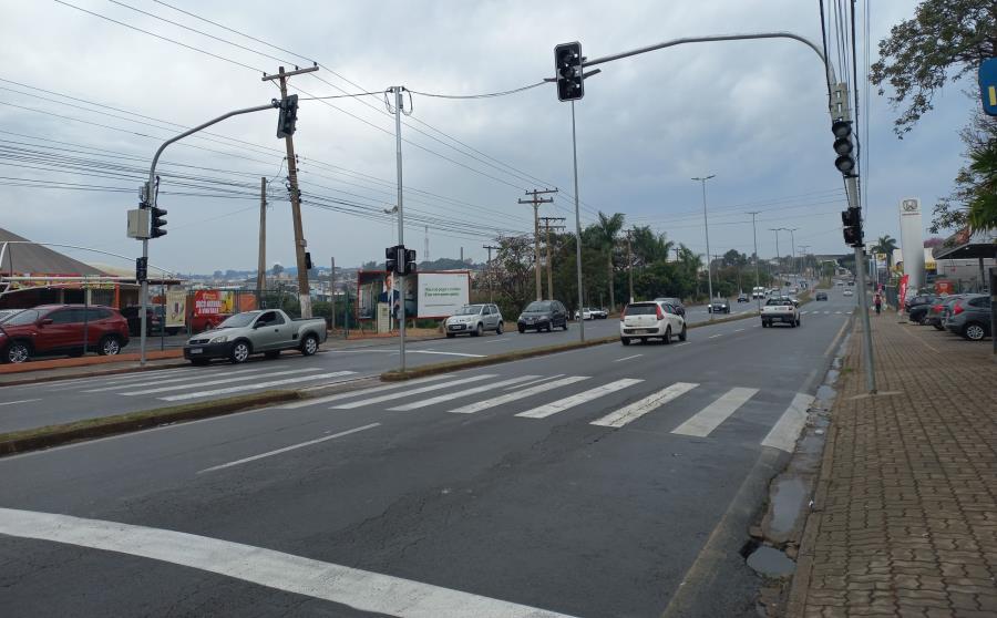 Av. Major José Levy Sobrinho recebe semáforo para pedestres