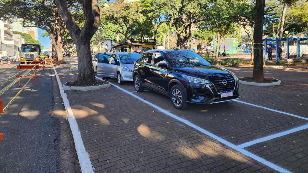 Novas vagas de estacionamento no entorno da Praça Toledo Barros recebem sinalização