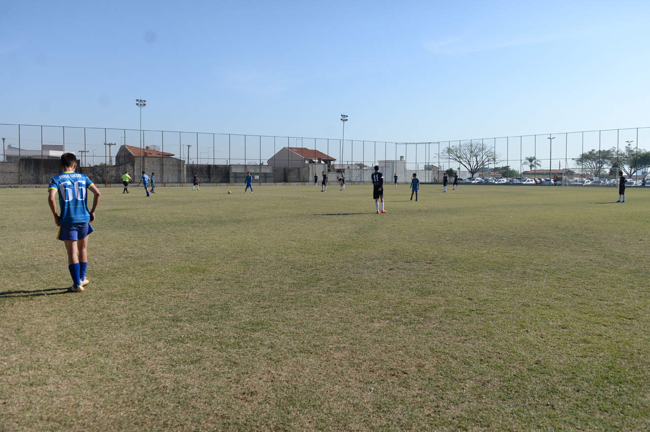 Campos de futebol passam por manutenção a partir de segunda-feira