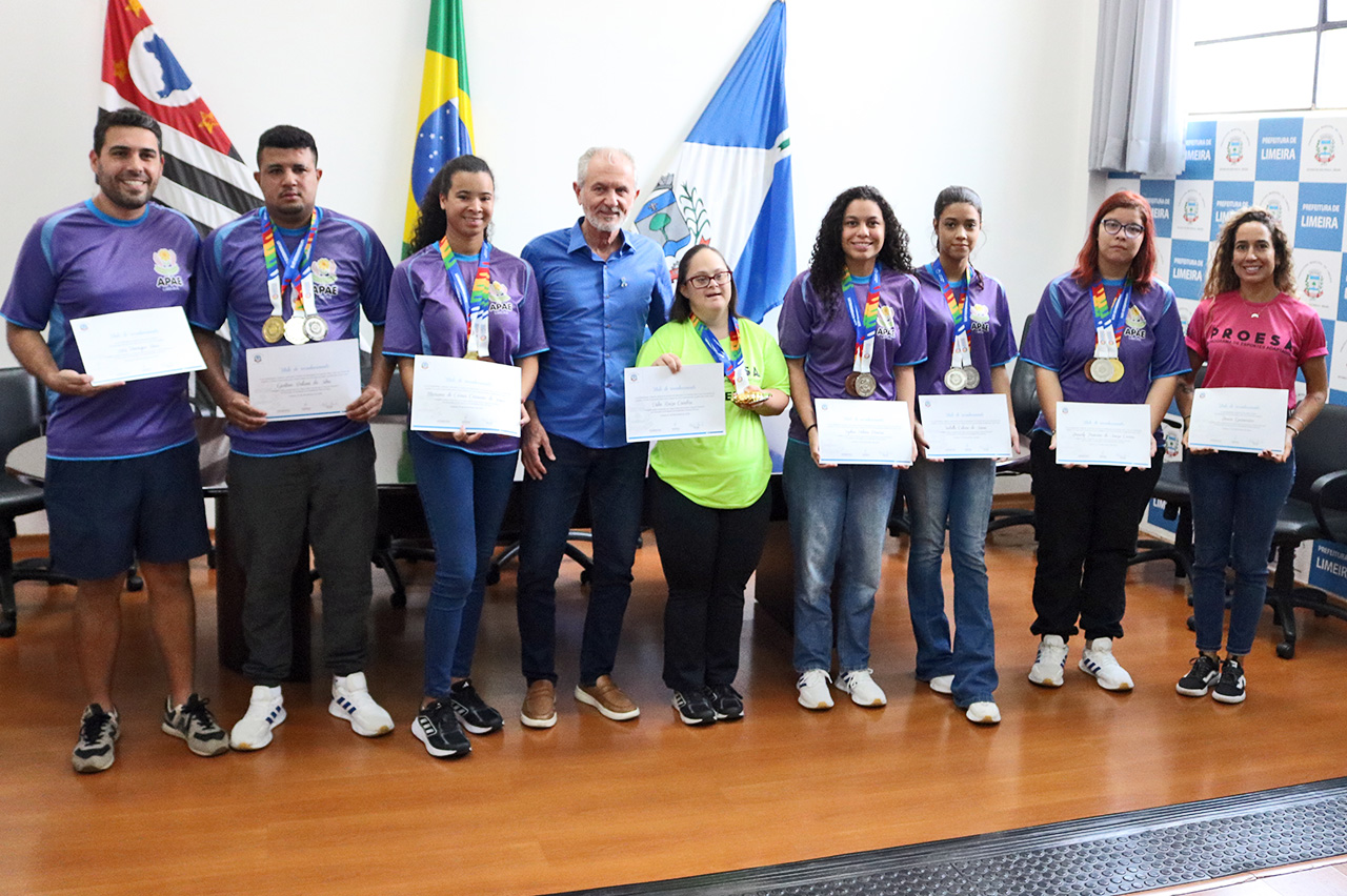 Medalhistas de competição latino-americana recebem certificados de prefeito