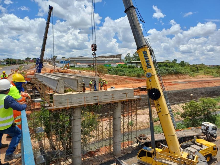 Vigas de concreto são içadas para viaduto Paulo Natal