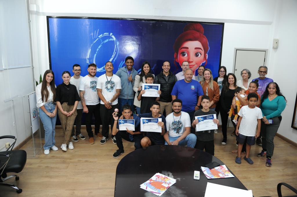 Prefeito Murilo Félix entrega Menção de Gratidão a jovens que participaram de competição regional