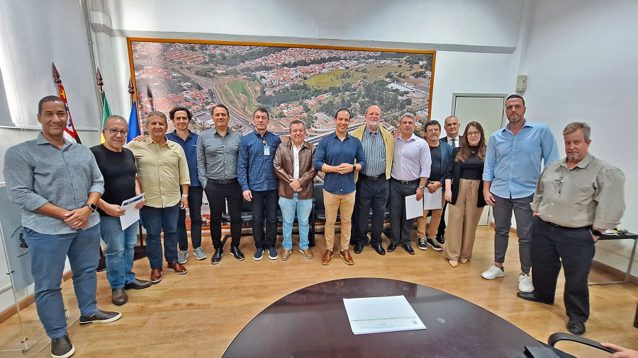 Prefeito entrega regularização do Distrito Industrial Anhanguera após 16 anos