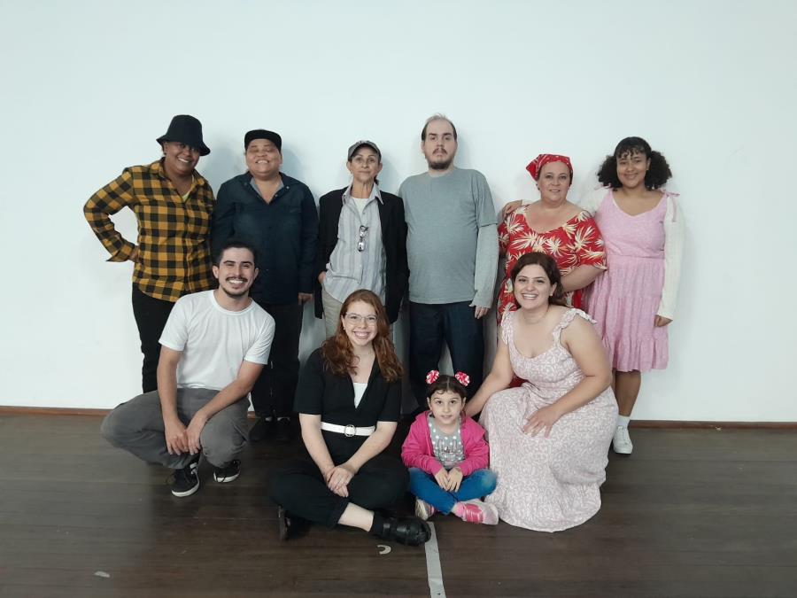 Alunos adultos da EMCEA participam de “Eles não usam Black Tie” na 5ª Mostra de Talentos do Sindsel