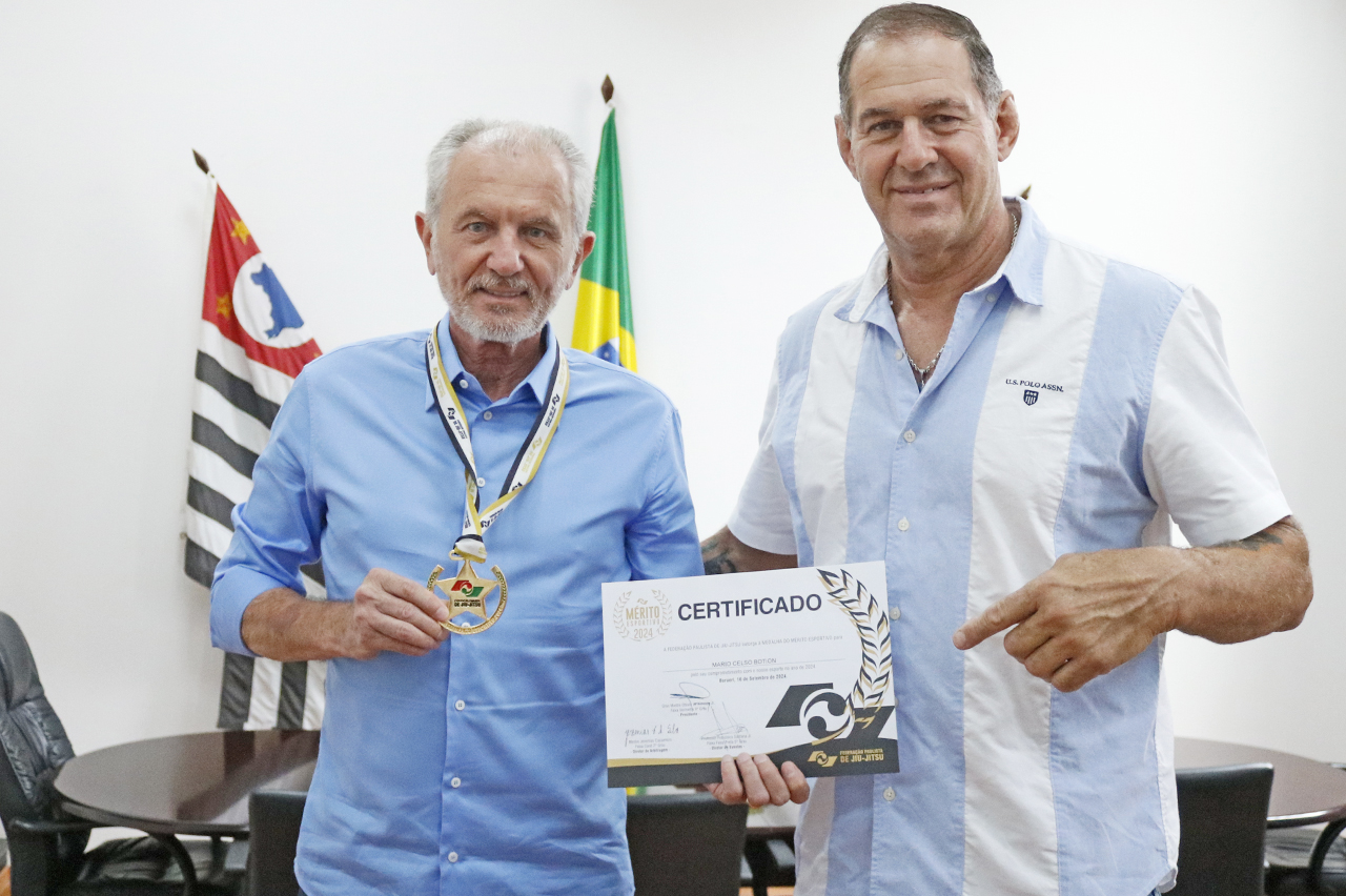 Prefeito recebe medalha de mérito esportivo