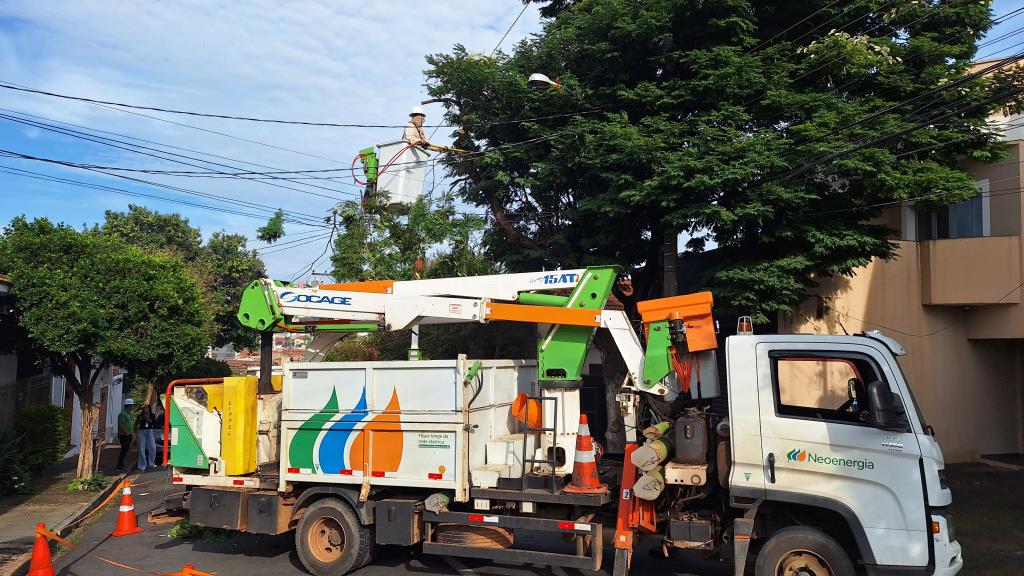 Mutirão de podas na rede elétrica supera mil árvores aparadas em Limeira