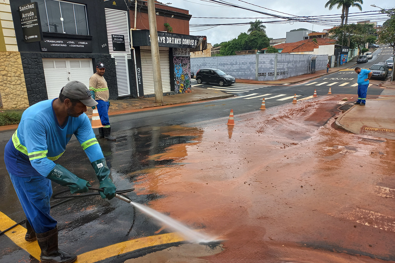 Após chuva forte, equipes da prefeitura atuam para reverter estragos