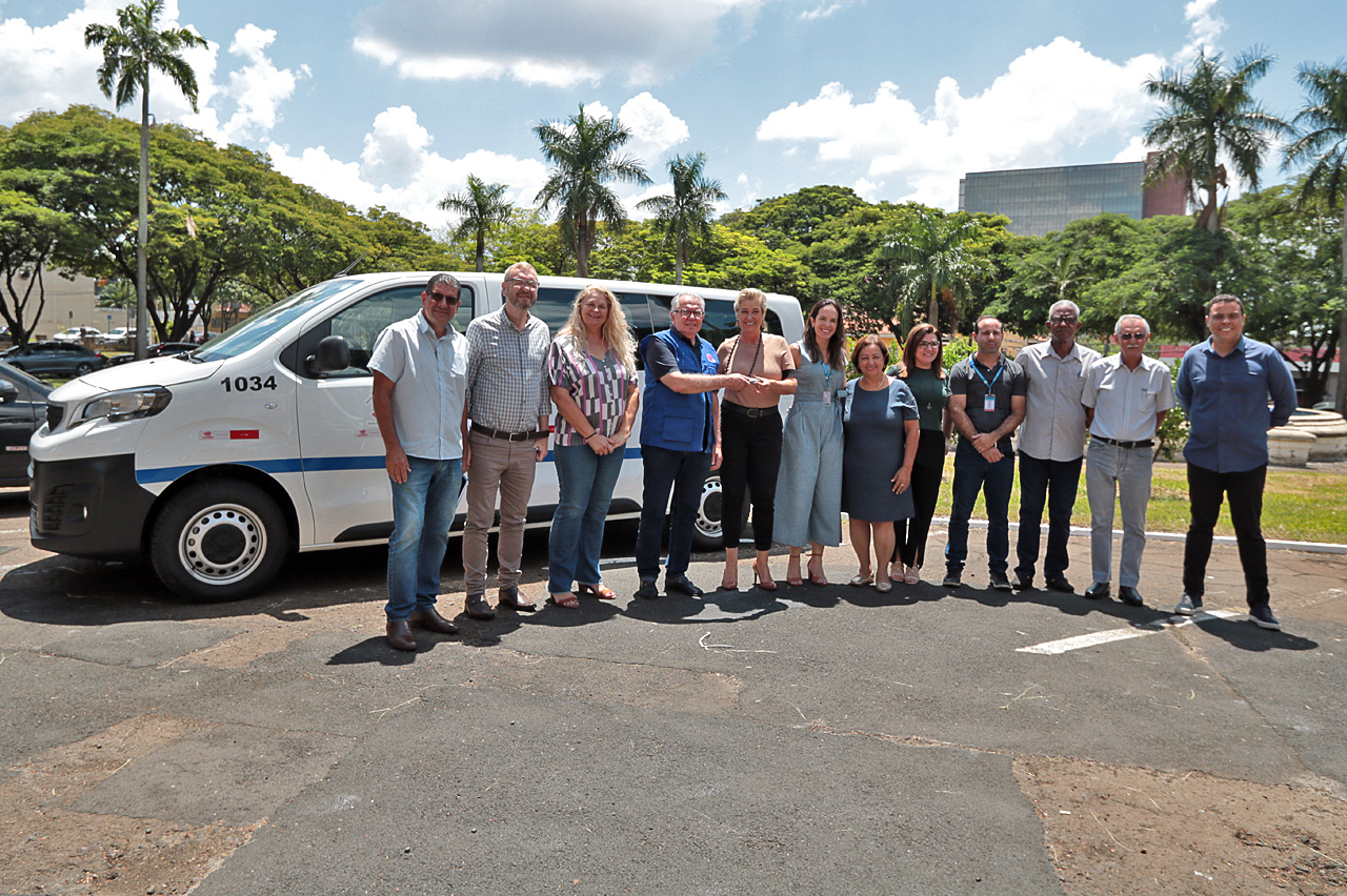 Central de Ambulâncias ganha micro-ônibus para transporte de pacientes