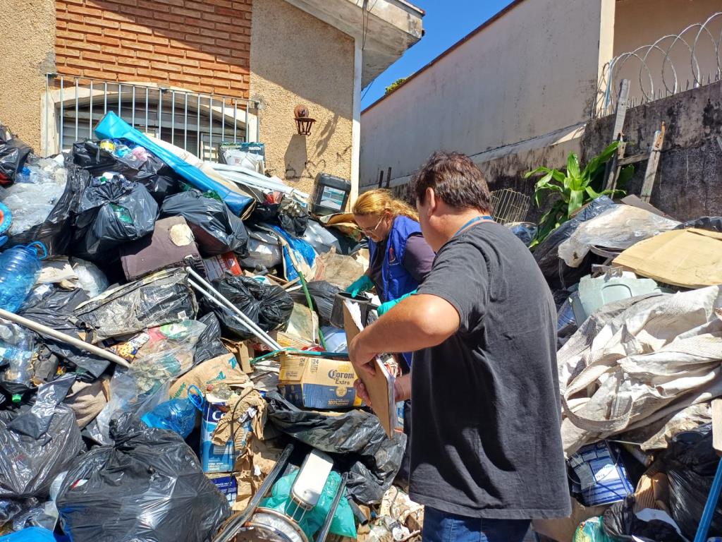 Força-tarefa da Prefeitura remove lixo acumulado em imóvel no Jardim São Paulo