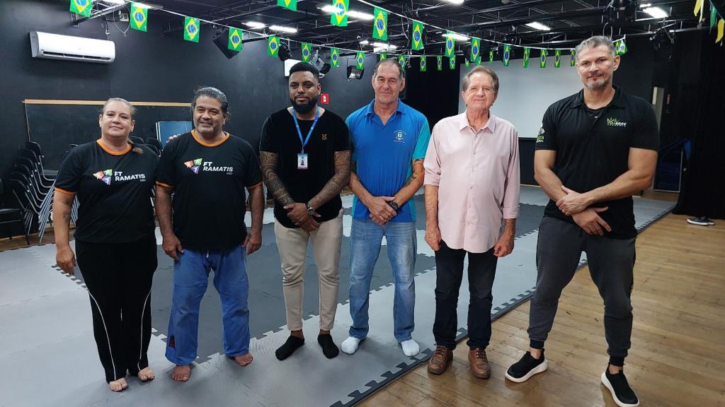 Prefeitura reforça esporte nos bairros e entrega novos tatames ao CEU Geada