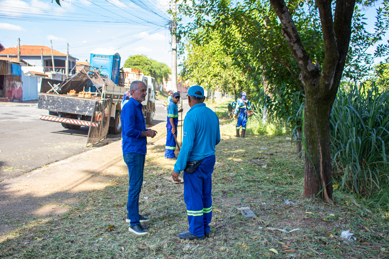 Botion destaca que equipes de zeladoria seguem nas ruas para serviço de capinação