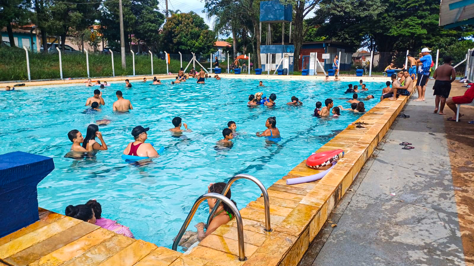 Piscinas de 3 Centros Esportivos ficam abertas neste fim de semana