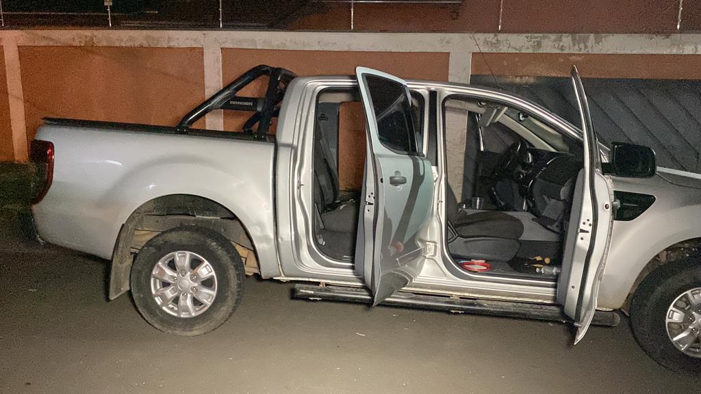 Com apoio da Romu, GCM recupera caminhonete furtada; um homem foi baleado