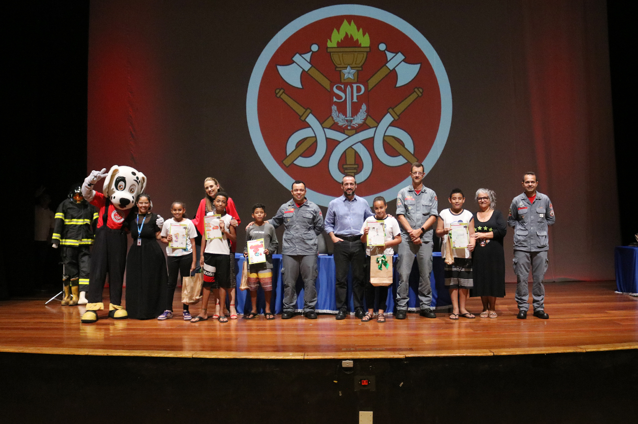 Bombeiro na Escola: estudantes recebem certificados de formatura