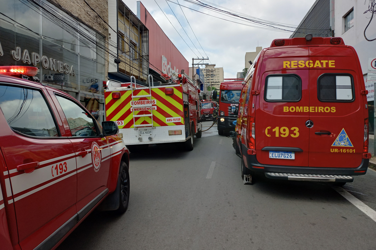Incêndio interdita trecho das ruas Senador Vergueiro e Dr. Trajano, no Centro