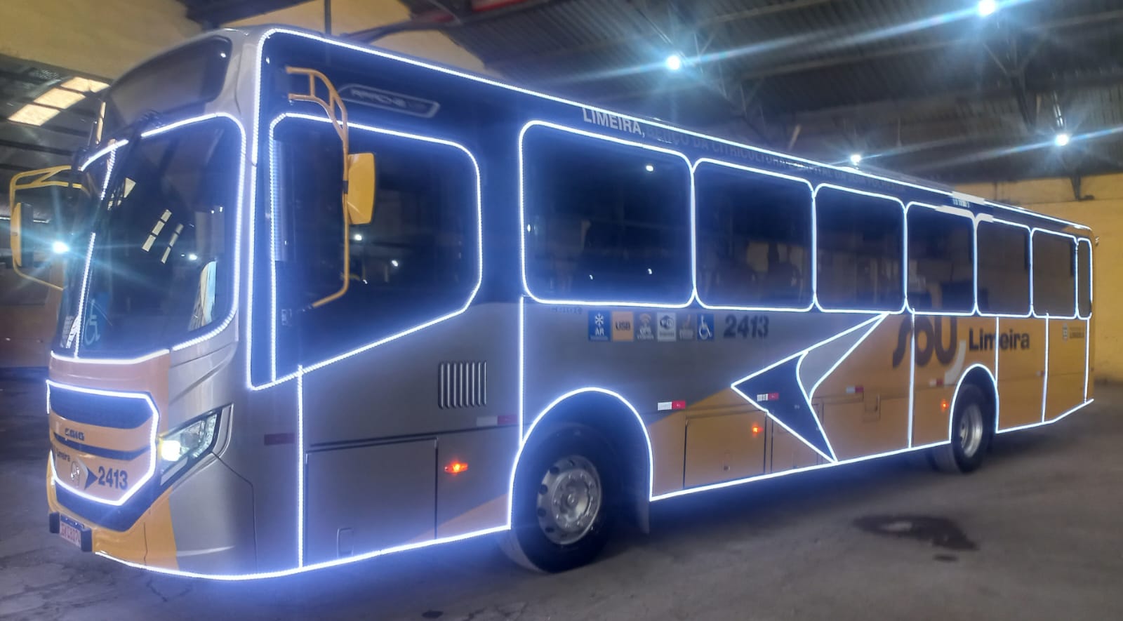 Clima de Natal chega às ruas de Limeira através de ônibus do transporte coletivo