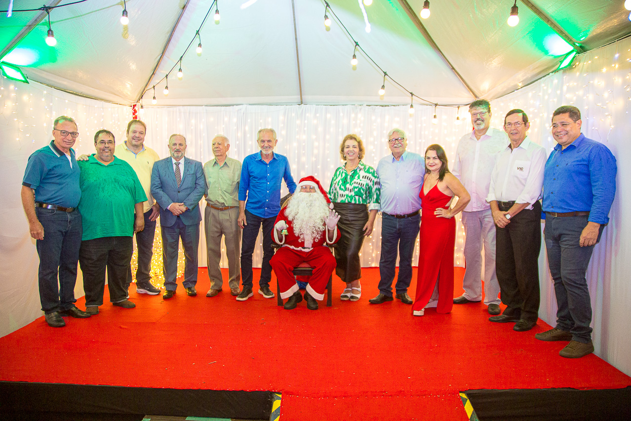 Praça iluminada e chegada do Papai Noel abrem Natal em Limeira