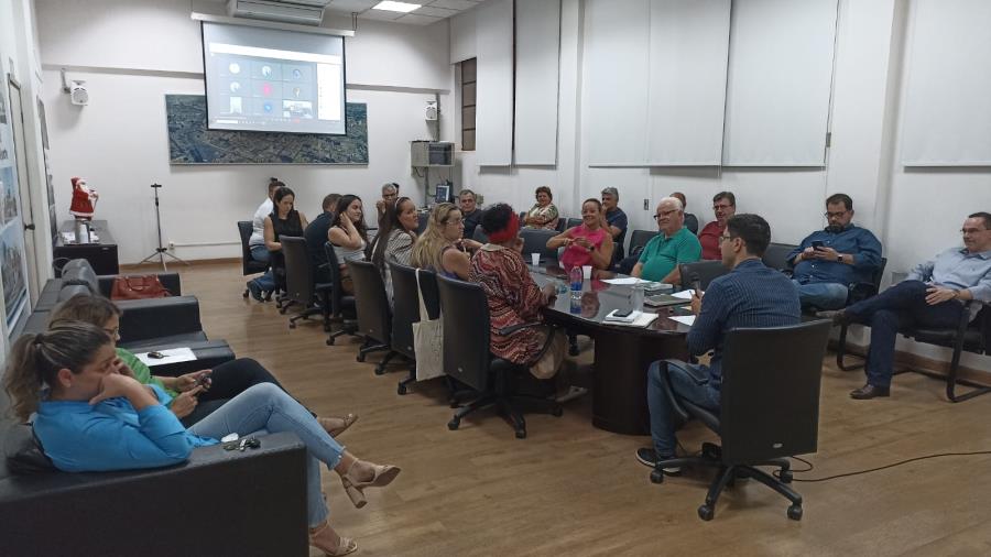 Em reunião do conselho, política de atenção à saúde adolescente é apresentada