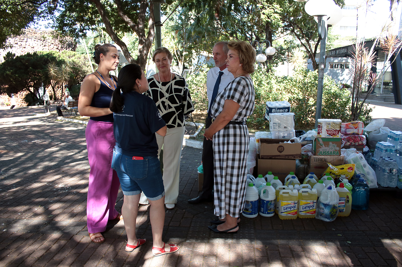 Drive-thru da campanha de ajuda ao Rio Grande do Sul arrecada mil peças de roupa e 353 litros de água no primeiro dia de operação