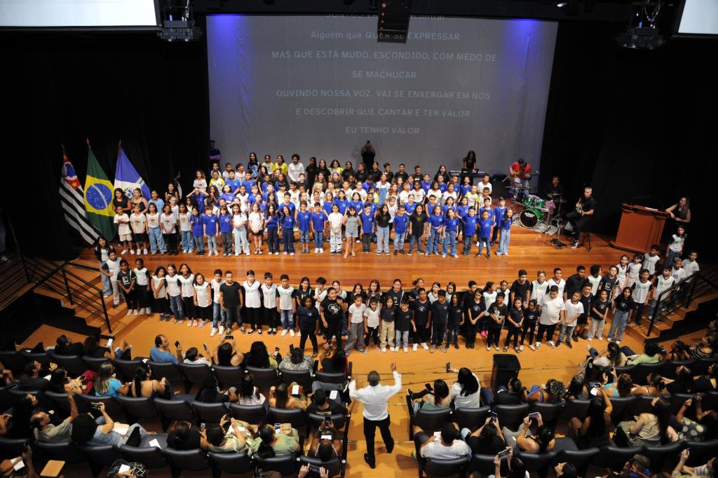 Coral Infantil Municipal estreia com apresentação emocionante no Teatro Nair Bello