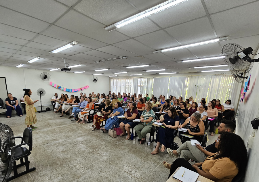 Professores coordenadores da rede participam de capacitação sobre livros didáticos