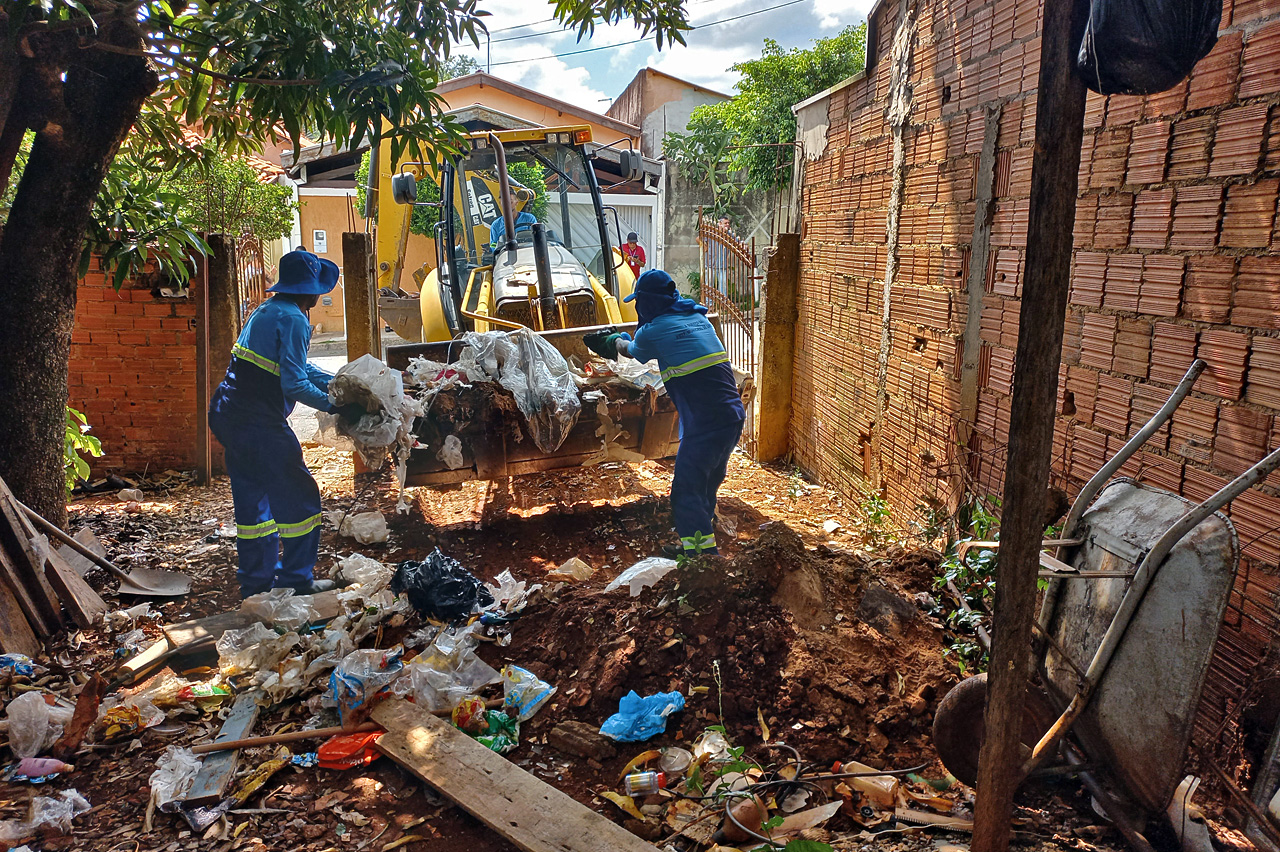 Acúmulo de inservíveis em casa no Nova Conquista desencadeia limpeza compulsória