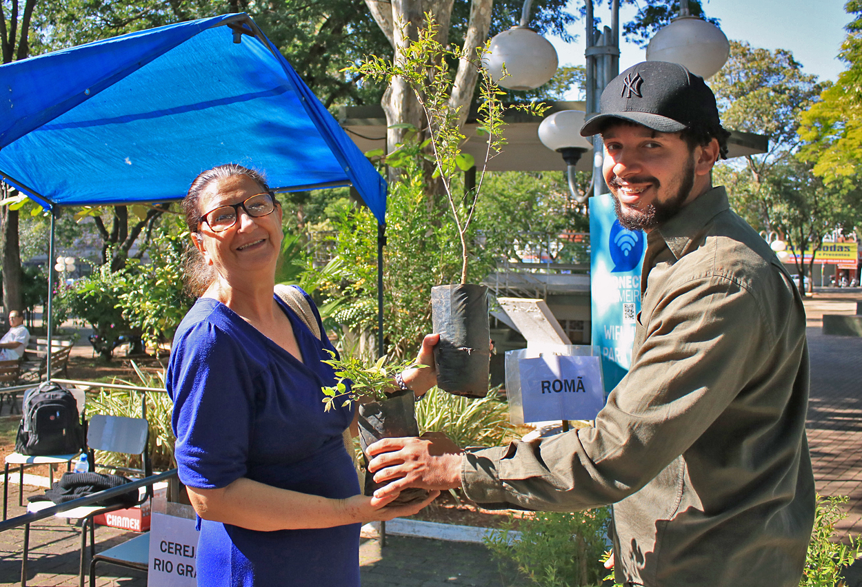 Doação de árvores frutíferas tem procura maior que o esperado